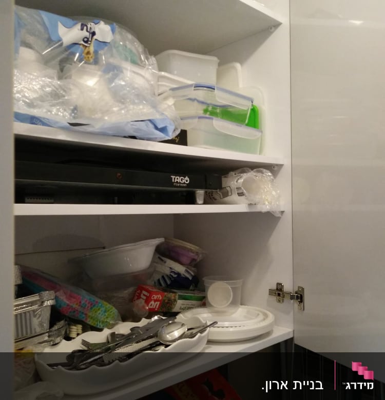 ארון מטבח עם כלים חד פעמיים ומדפים